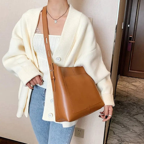 Effortless Style: Trendy Large-capacity Tote Bag in Fashionable Faux Leather